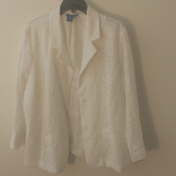 White lace blazer.  Signature collection by Vicki Wayne. Very stylish - Picture 1 of 10